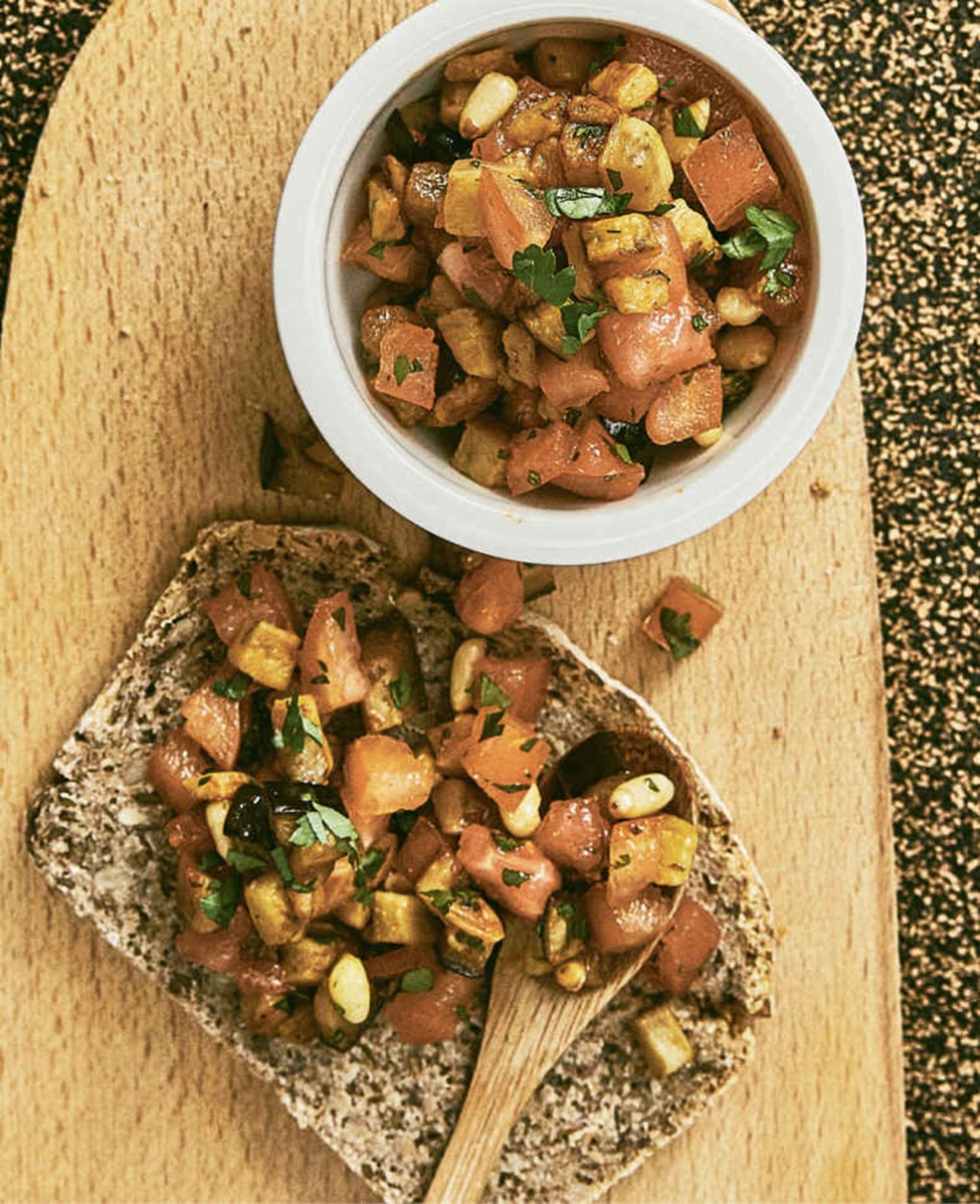 Auberginentatar mit Pinienkernen