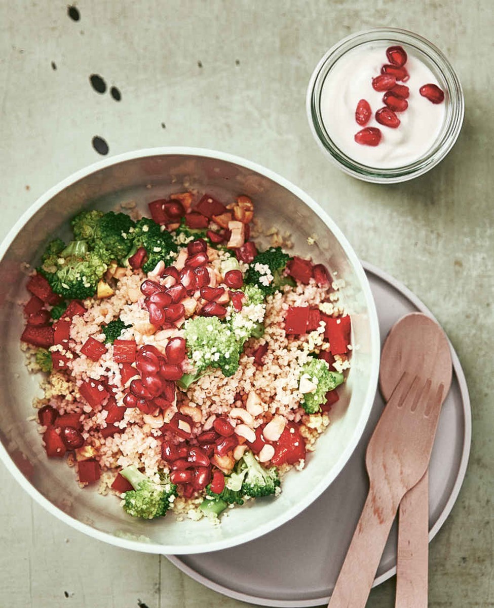 Winterlicher Couscous-Salat mit Zimtjoghurt, Granatapfel und gesalzenen Cashewkernen