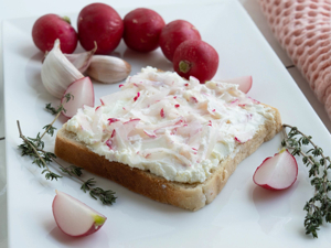 Radieschenquark mit Vollkornbrot