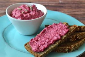 Rote-Beete-Aufstrich mit Vollkornbrot