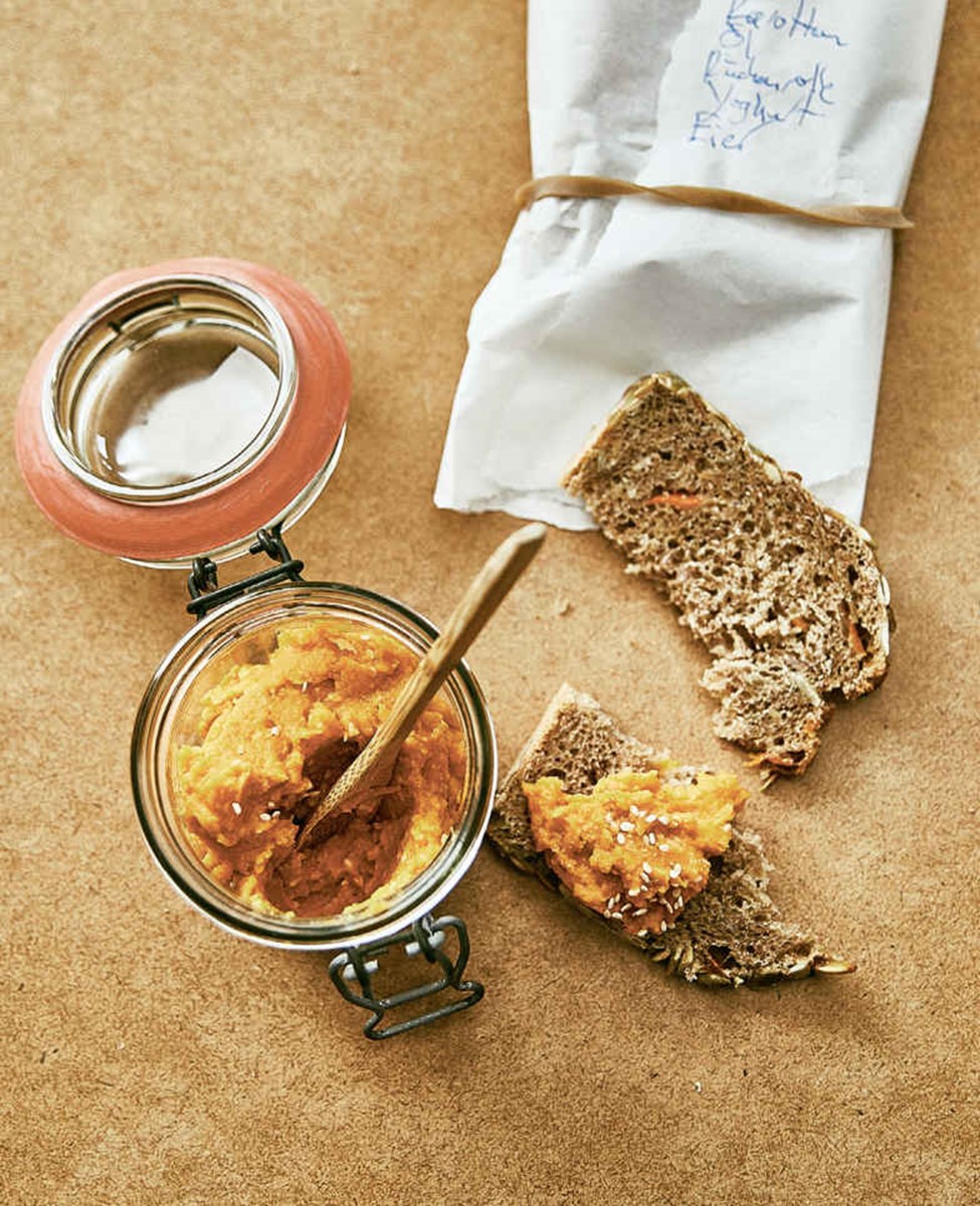 Karottenhummus mit Vollkornbrot