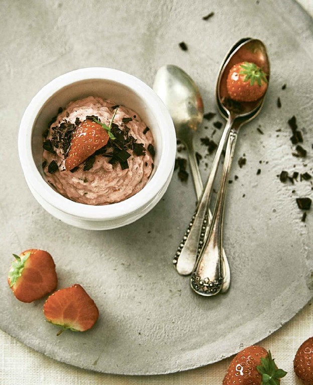 Basilikum-Joghurt-Mousse mit Erdbeerpüree