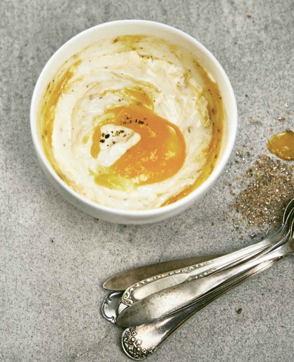 Kardamom-Joghurtcreme mit Mangosoße