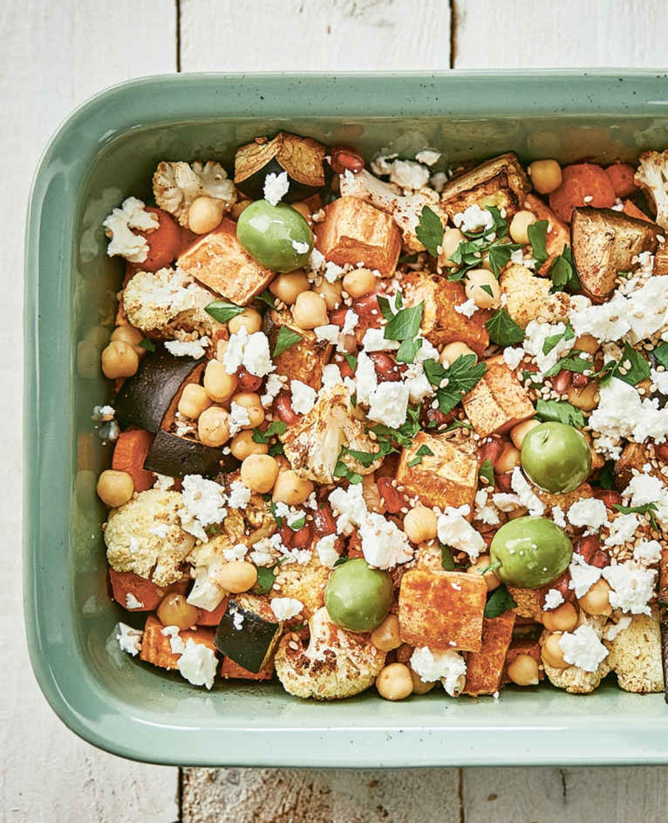 Mediterranes Ofengemüse mit Kichererbsen und Minzjoghurt