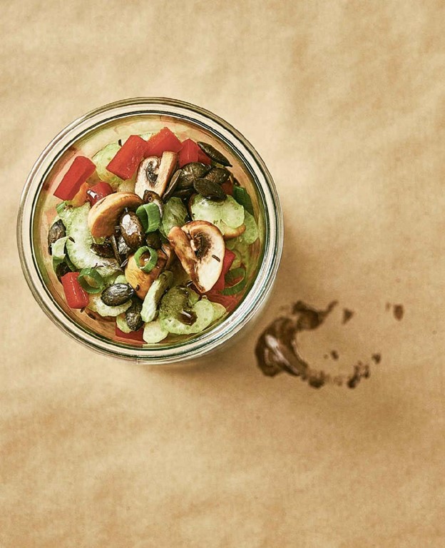 Stangenselleriesalat mit Paprika und Champignons