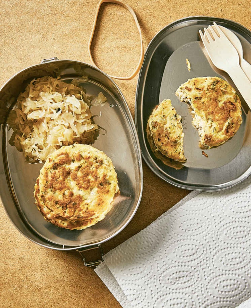 Fischfrikadellen auf Sauerkraut