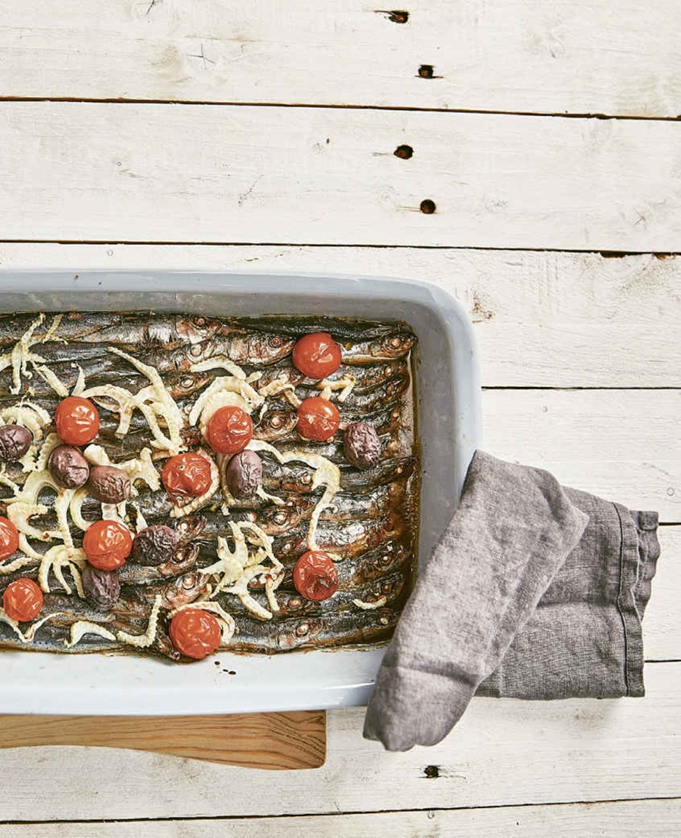 Sardinen aus dem Ofen mit Oliven, Fenchel und gebackenen Tomaten