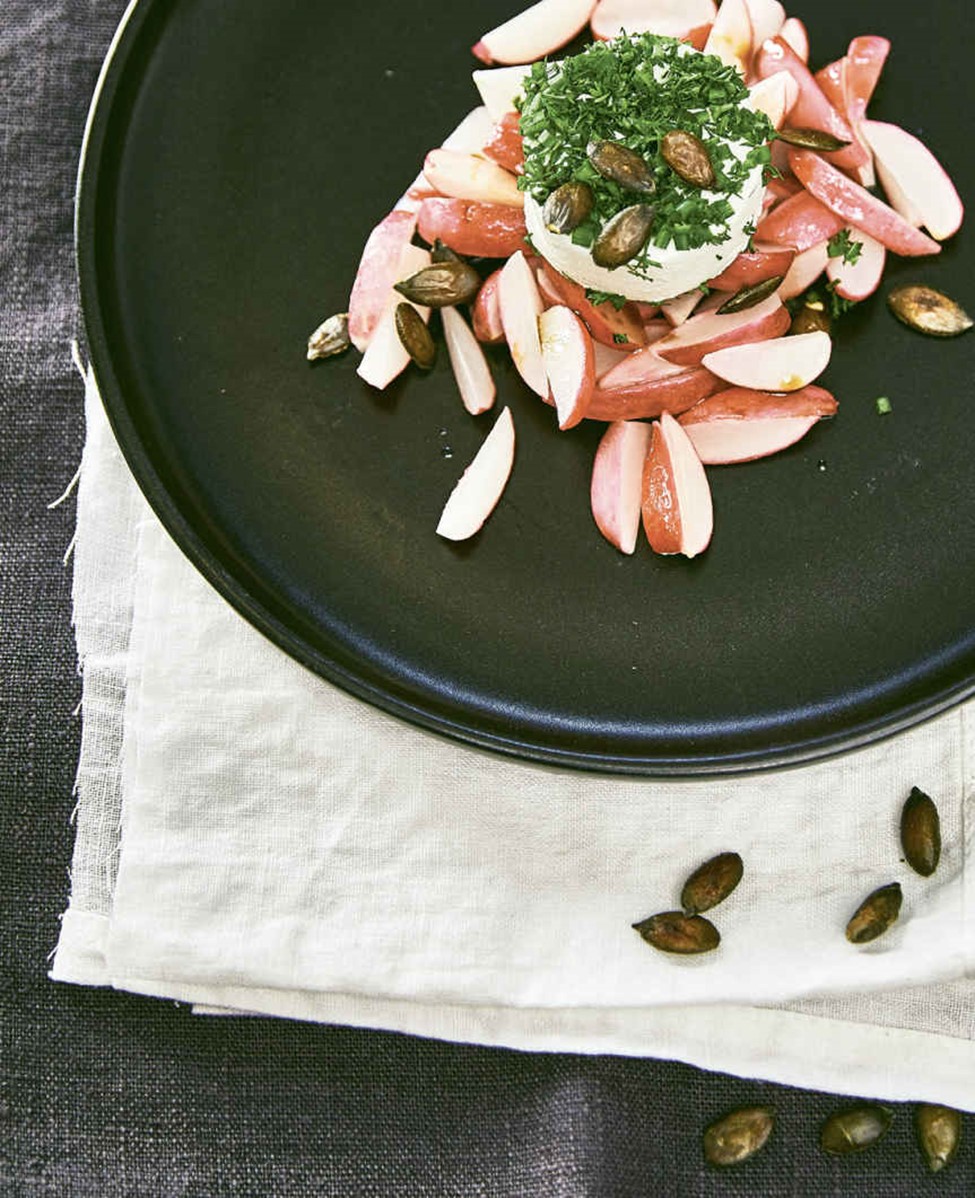 Warme Balsamico-Radieschen mit Kräuterziegenkäse und Kürbiskernen