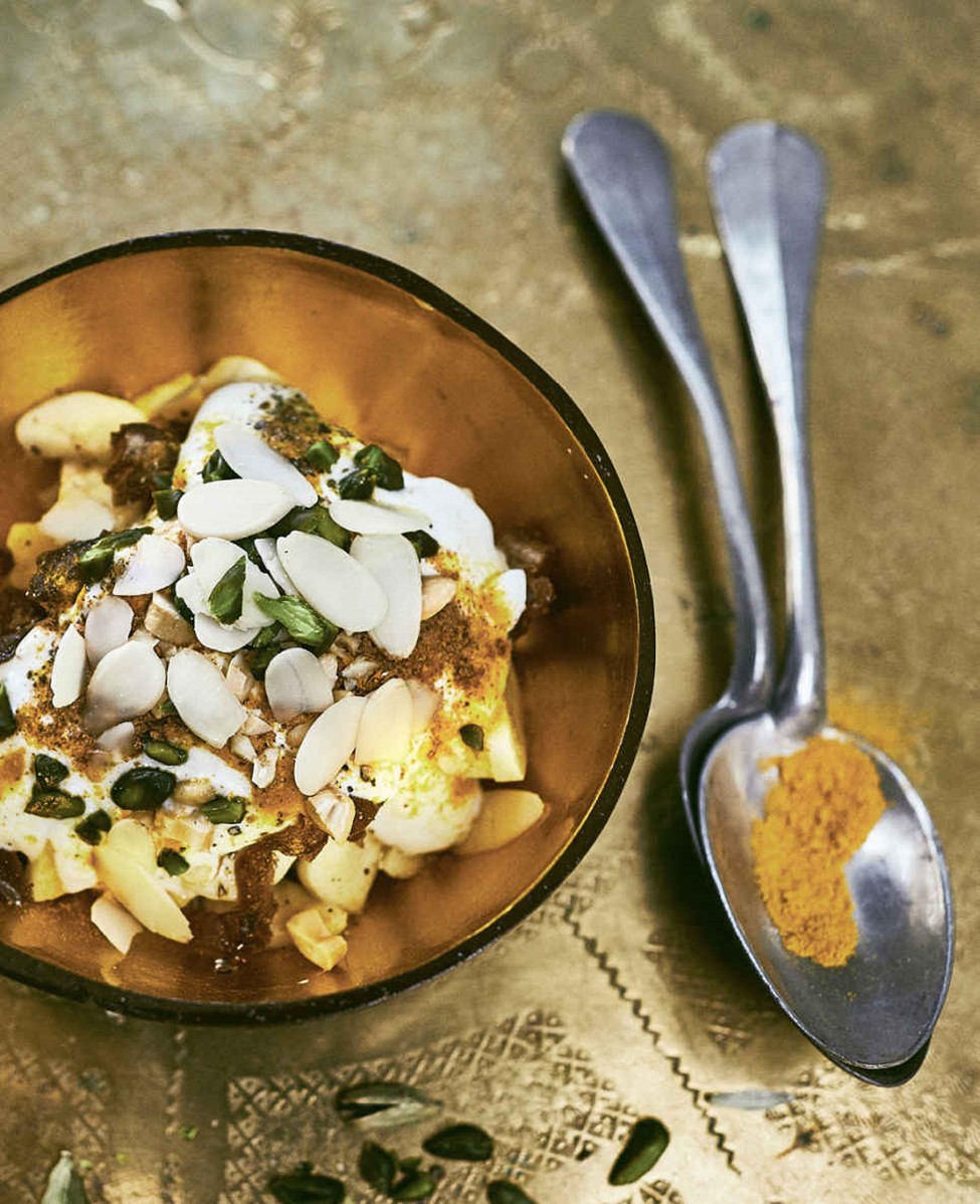 Exotischer Fruchtsalat mit Kardamom und Kokosflocken
