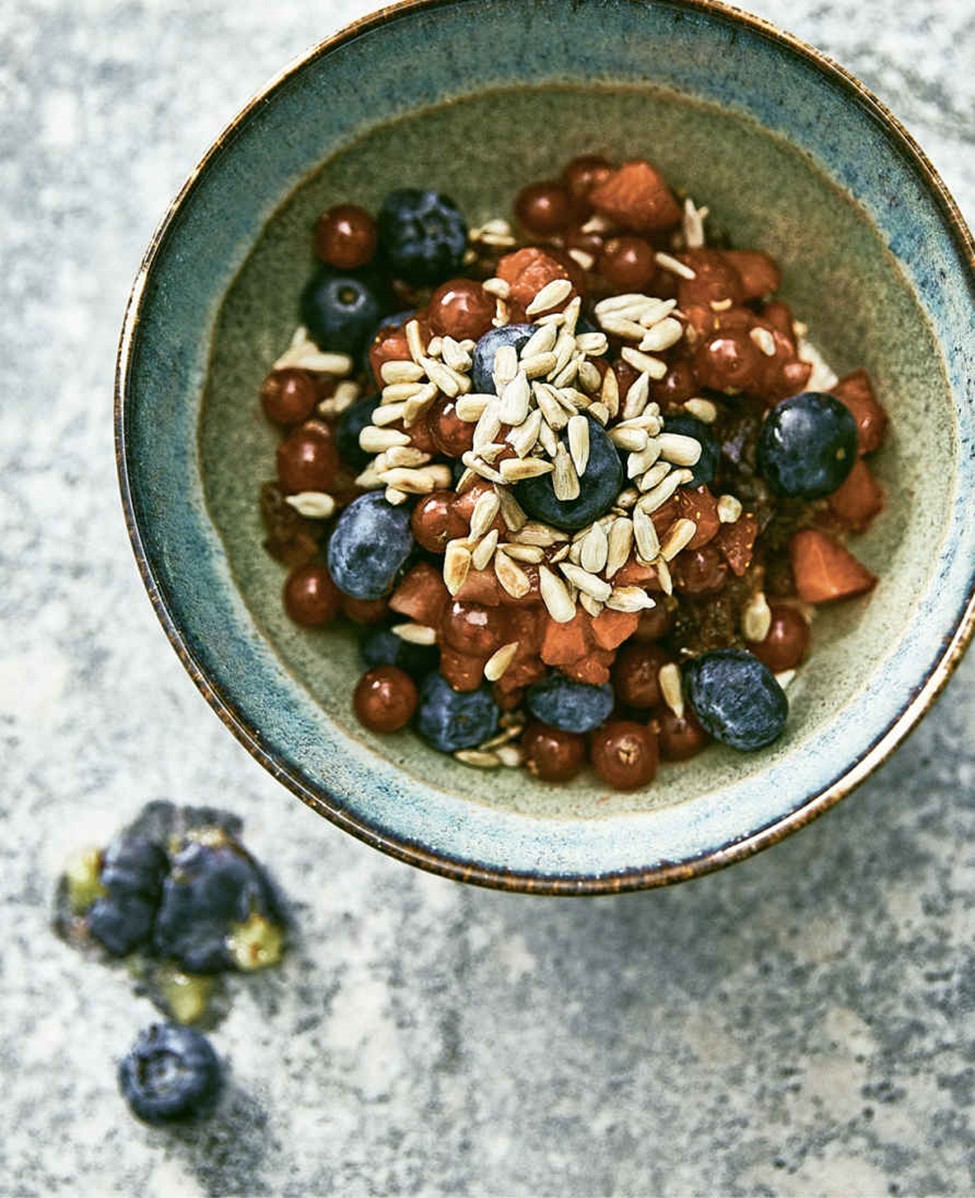 Hafer-Porridge mit Himbeeren und Sonnenblumenkernen