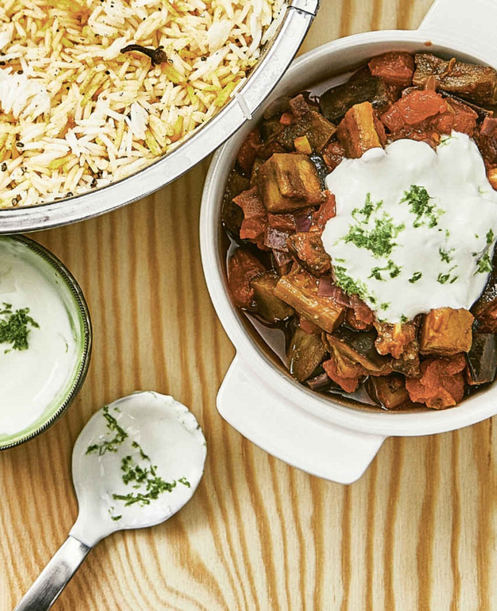Auberginenragout in Tomatensoße mit Gewürzreis und Limetten-Joghurtdip