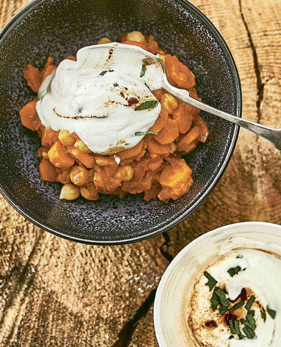 Kichererbsencurry mit Karotten und Minzjoghurt