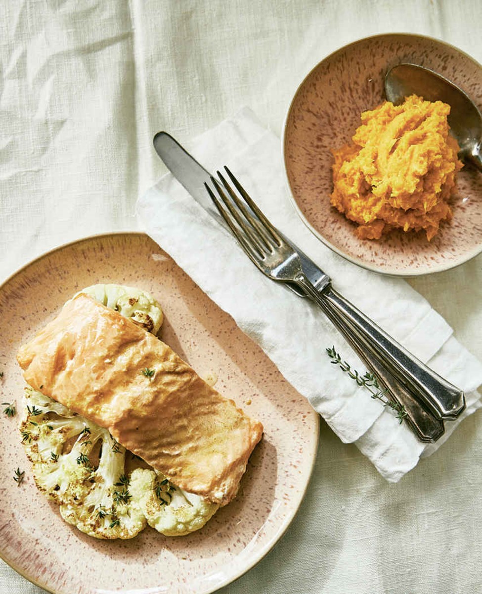 Lachs mit gebratenem Blumenkohl auf Süßkartoffelstampf