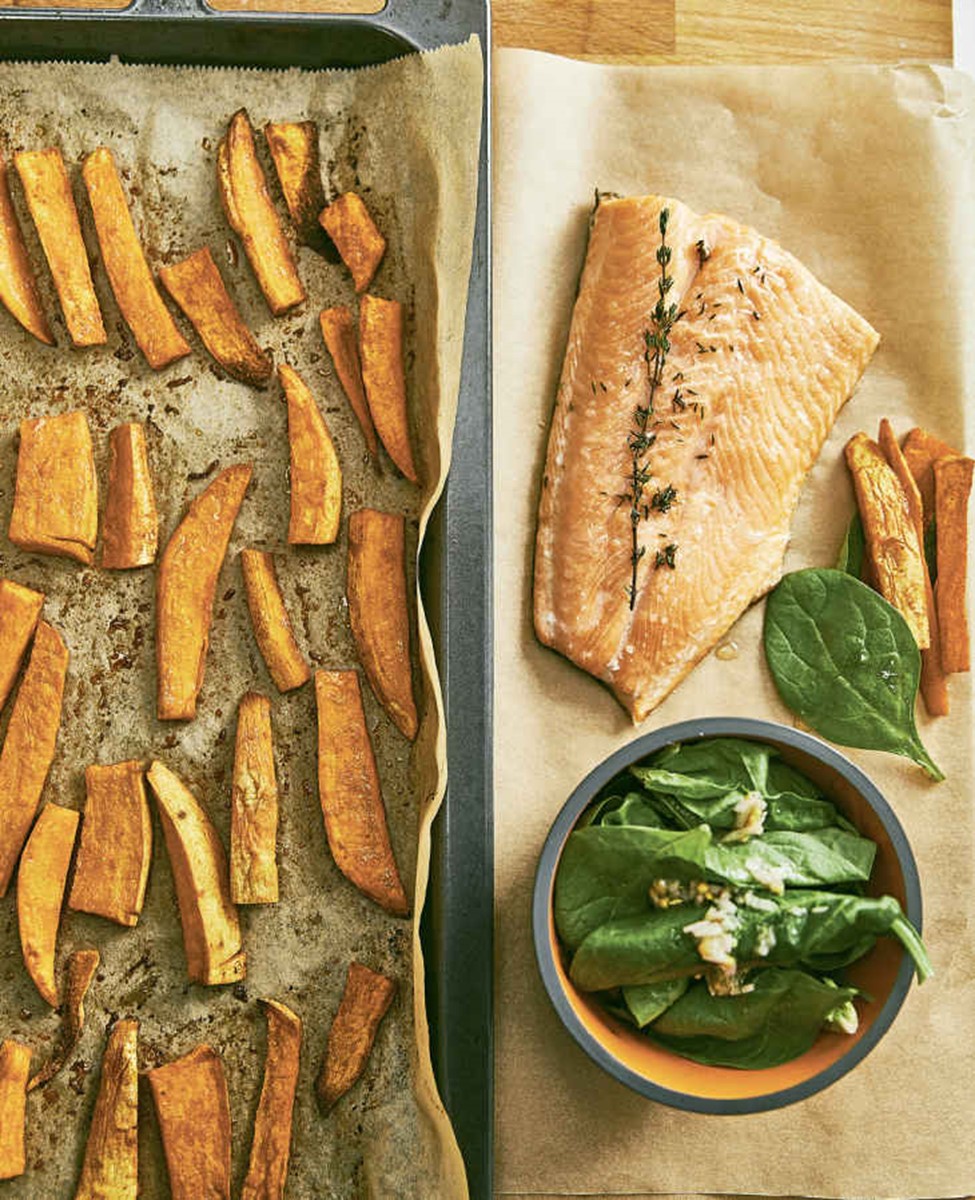 Gebratener Saibling auf lauwarmem Spinatsalat und Süßkartoffel-Wedges